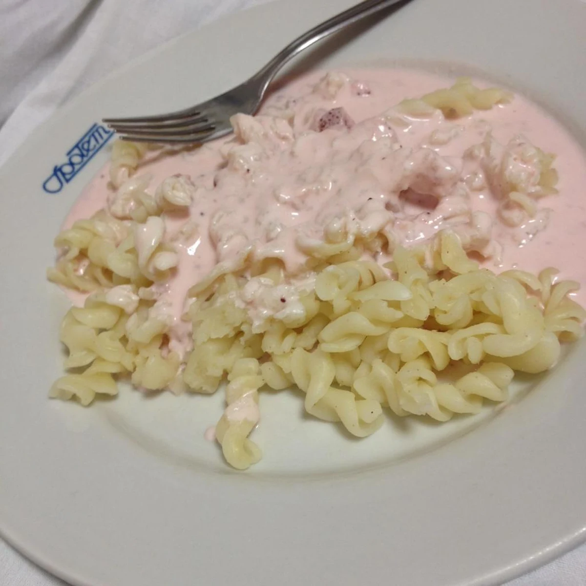 We wtorek PiS ogłosiło drugi punkt swojego programu. Chodzi o „Dobry posiłek”, który poprawić ma jakość żywienia w szpitalach. 40 dni przed wyborami Prawo i Sprawiedliwość dostrzegło problem, który nagłaśniamy od dawna. Wskazywał go sanepid i Najwyższa Izba Kontroli, czyli fatalne jedzenie w szpitalach. 