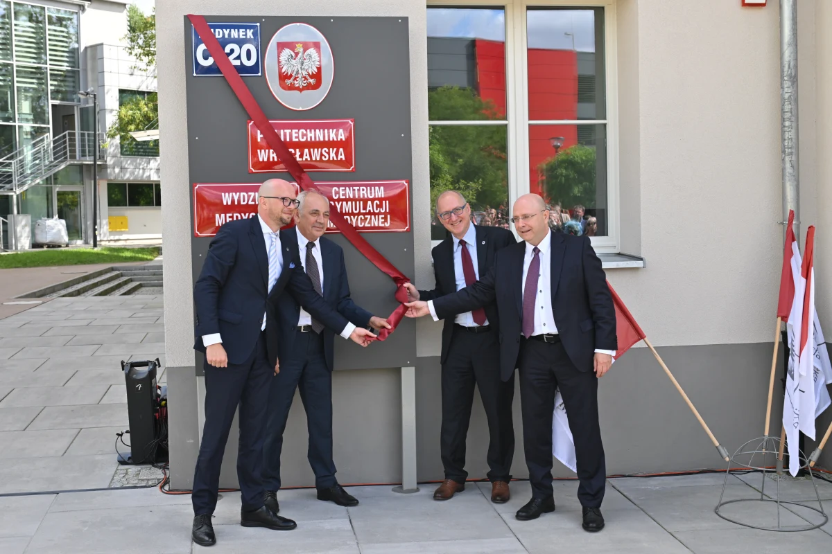 Wydział medyczny został otwarty na Politechnice Wrocławskiej. "To historyczny dzień, który otwiera nowy, ekscytujący rozdział w życiu naszej uczelni" - powiedział prof. Arkadiusz Wójs, rektor PWr.