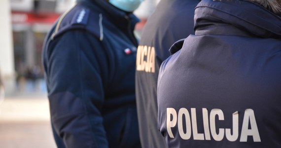 Zatrzymani policjanci z komendy powiatowej w Kole mają być zamieszani w handel narkotykami - ustalili nieoficjalnie dziennikarze RMF FM. Trzej funkcjonariusze usłyszeli już zarzuty.