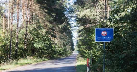 Białoruski żołnierz na granicy z Polską próbował przeciąć płot. Jak dowiedział się reporter RMF FM Krzysztof Zasada, mundurowy wszedł na terytorium naszego kraju i piłował jedno z przęseł. 