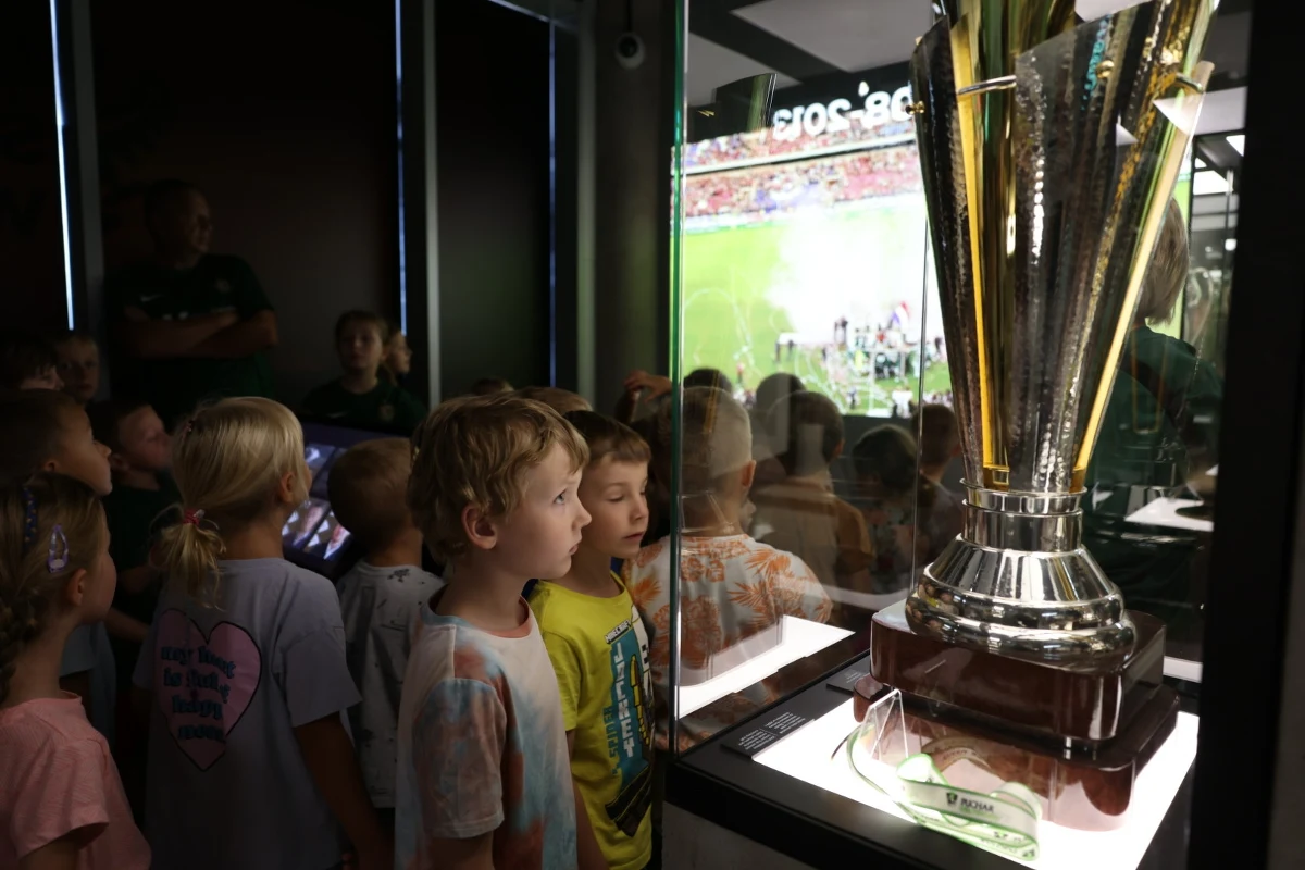 Muzeum Śląska Wrocław na stadionie Tarczyński Arena jest od dziś dostępne dla zwiedzających. W jego otwarciu wzięły udział dwie niezwykle zasłużone dla WKS-u postacie: Mieczysław Jurecki, kapitan zespołu w latach 1957-1959, czwarty na liście najlepszych strzelców w dziejach klubu i Krzysztof Wołczek, zdobywca Mistrzostwa Polski z 2012 r. oraz Pucharu Ekstraklasy w 2009 r. i Wicemistrzostwa Polski w 2011 r.
