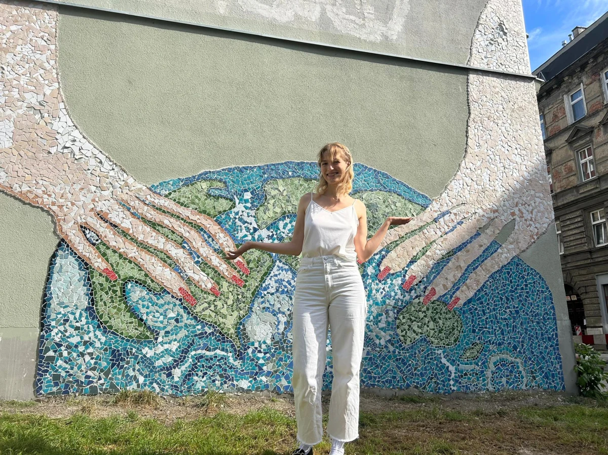 6-metrowe kobiece ręce, które ziemską kulę zagniatają jak ciasto drożdżowe, pojawiły się na ścianie kamienicy przy ulicy Kolumba w Szczecinie. To dzieło lokalnej artystki Klaudii Prabuckiej, która przez ostatnie 6 tygodni wyklejała to dzieło kawałeczek po kawałeczku. Kolorowych fragmentów do ułożenia mozaiki dostarczyli okoliczni mieszkańcy.