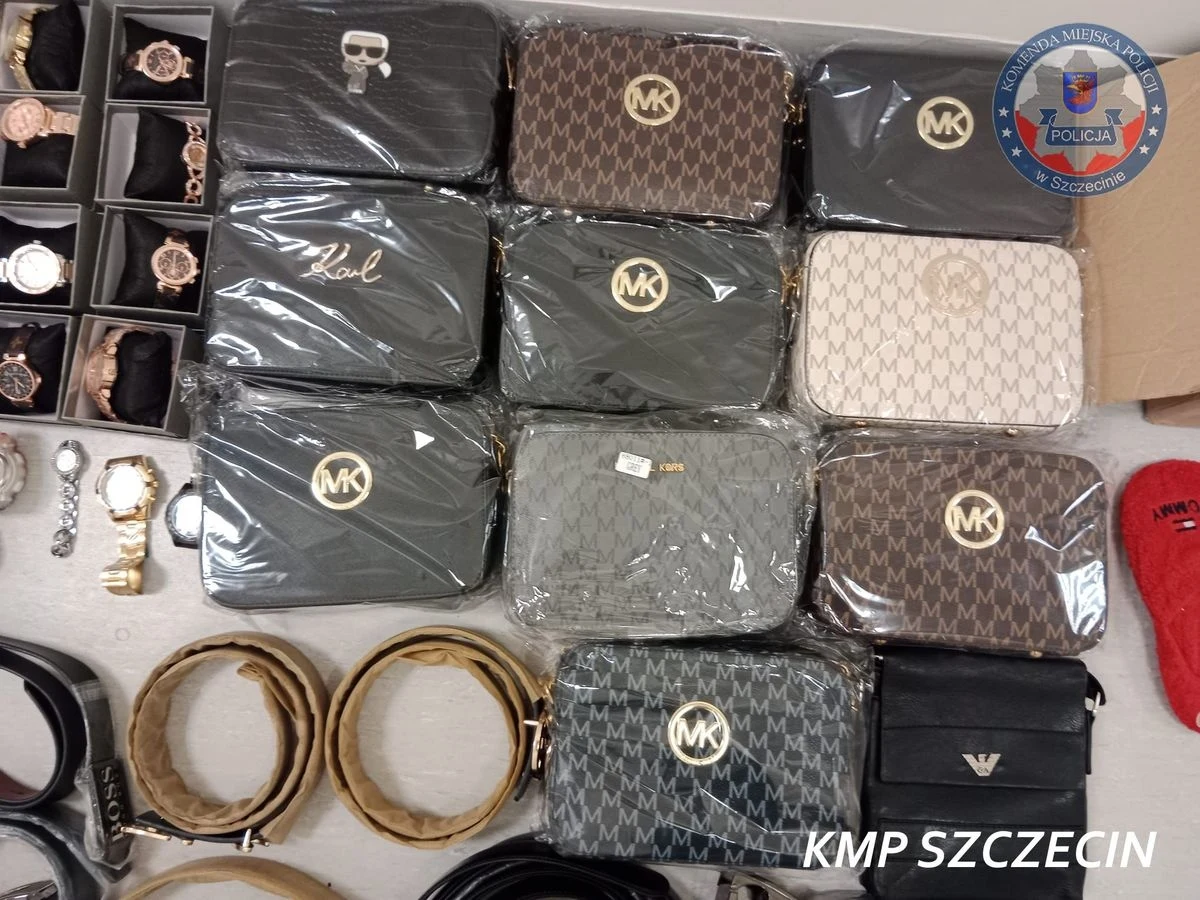 Mężczyzna sprzedawał podrobione produkty z logotypami znanych firm luksusowych. Ten proceder przerwali szczecińscy policjanci, którzy zabezpieczyli produkty warte ponad 400 tys. złotych. Ich właściciel może trafić do więzienia nawet na pięć lat.