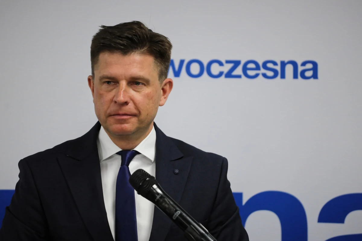 Założyciel i pierwszy przewodniczący Nowoczesnej, Ryszard Petru, ponownie odszedł z partii. Jak przekazał RMF FM obecny lider ugrupowania Adam Szłapka, decyzja ta ma związek ze startem Petru z listy Trzeciej Drogi, którą współtworzą Polska 2050 i PSL.