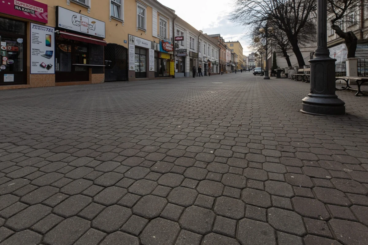 Wymiana starych, wadliwie działających instalacji podziemnych, montaż energooszczędnego oświetlenia i przebudowa nawierzchni - to prace zaplanowane w ramach przebudowy ulicy Grunwaldzkiej w centrum Rzeszowa.  Inwestycja obejmie także przebudowę placu przed budynkiem Uniwersytetu Rzeszowskiego.   