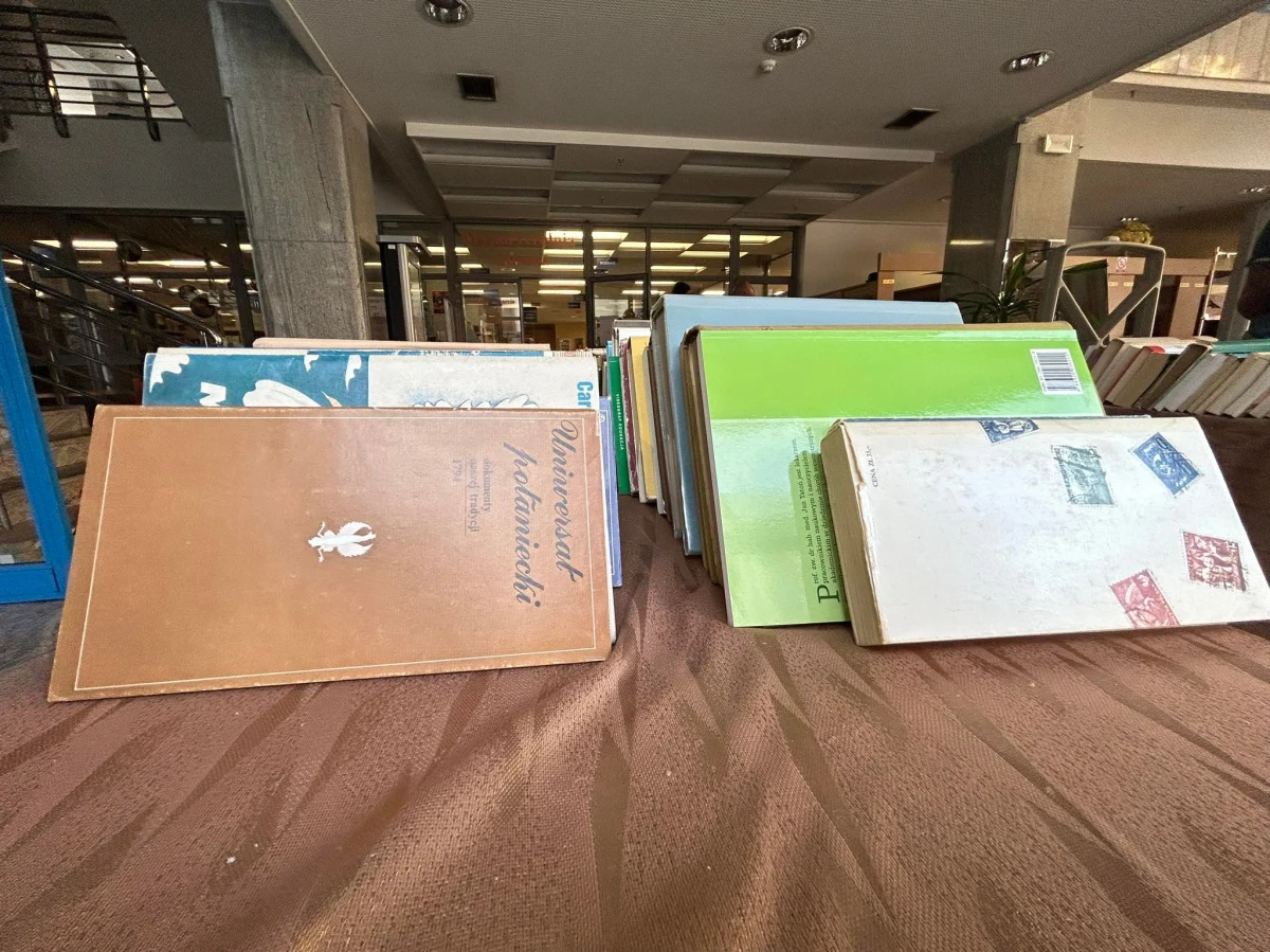 Wystarczy złotówka by z Książnicy Pomorskiej w Szczecinie wyjść z książką pod pachą. Największa w regionie biblioteka organizuje od dziś do soboty kiermasz książek, a na nim podręczniki szkolne, słowniki, powieści czy książki kucharskie. Książnica zbiera pieniądze na nowe zakupy.