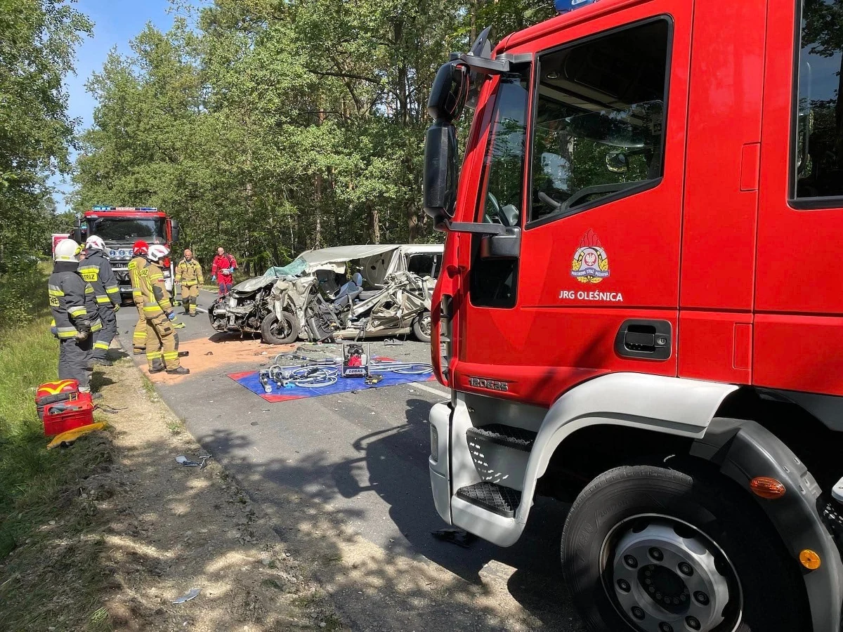 ​Poważnie wyglądający wypadek w Drogoszowicach. Na drodze powiatowej 1470 z Oleśnicy do Twardogóry na Dolnym Śląsku zderzyły się bus z ciężarówką. Ranny został kierowca busa.

