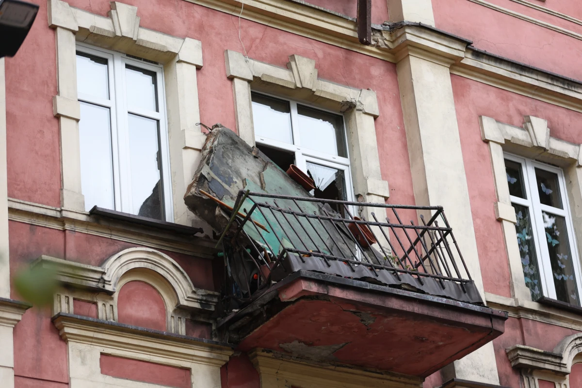 Prokuratura Rejonowa w Sosnowcu wszczęła śledztwo w sprawie zawalenia się balkonu w kamienicy u zbiegu ulic Czystej i Krzywej. Dwie osoby, które stały na balkonie trafiły do szpitala. Jedna z nich zmarła.