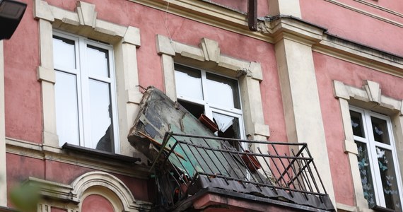 Prokuratura Rejonowa w Sosnowcu wszczęła śledztwo w sprawie zawalenia się balkonu w kamienicy u zbiegu ulic Czystej i Krzywej. Dwie osoby, które stały na balkonie trafiły do szpitala. Jedna z nich zmarła.