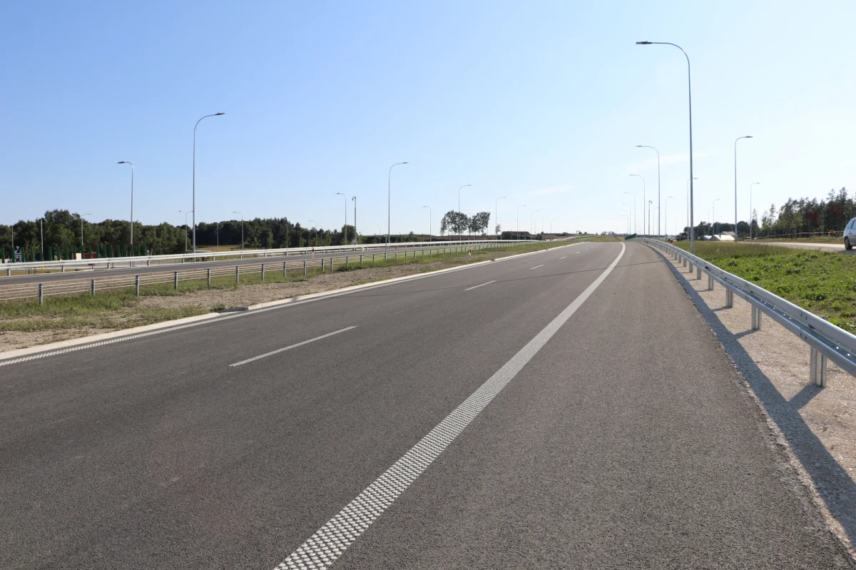 Już od dziś szybciej i bezpieczniej będzie można podróżować między Warszawą a Krakowem. Właśnie otworzono kolejny odcinek drogi ekspresowej S7, który ciągnie się od granicy województw Świętokrzyskiego i Małopolskiego - do Miechowa. Do końca przyszłego roku S7 będzie można dojechać do samego Krakowa - deklaruje prezydent Andrzej Duda.