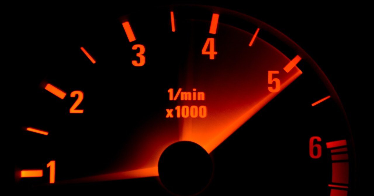 Czy wysokie obroty niszczą silnik? Prawda o kręceniu na czerwone pole
