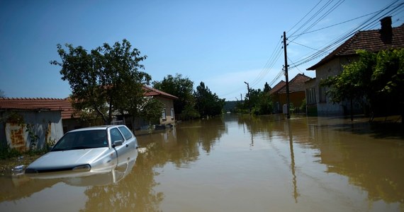 Nagłe i niezwykle gwałtowne ulewy nawiedziły południową Bułgarię powodując gigantyczne powodzie. Są ofiary, tysiące ludzi czekających na ewakuację i turyści, którzy utknęli w pozbawionych prądu hotelach. "To przypomina apokalipsę" - mówi mer jednej z gmin dotkniętych powodzią.