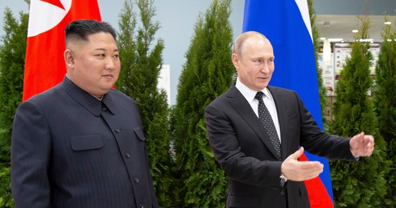 "To, że Rosja zwraca się do Korei Północnej z prośbą o dostarczenie broni wiele mówi o sytuacji, w której się znajduje" - oświadczył doradca ds. bezpieczeństwa narodowego prezydenta USA Jake Sullivan. Potwierdził też, że według informacji Waszyngtonu Kim Dzong Un oczekuje, że spotka się z Władimirem Putinem w ramach rozmów na ten temat. "Jeśli Pjongjang zdecyduje się na pomoc Moskwie, zapłaci za to cenę w oczach społeczności międzynarodowej" – dodał.