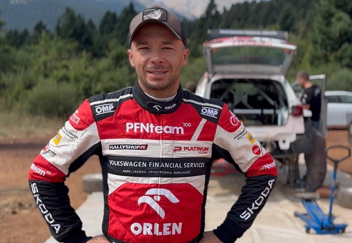 Dziesiątą rundą sezonu Rajdowych Mistrzostw Świata WRC będzie 67. Rajd Akropolu. Na krętych i wymagających szutrowych trasach zaprezentują się Mikołaj Marczyk i Szymon Gospodarczyk. Dla załogi ORLEN Team jest to debiut w „Rajdzie Bogów”.