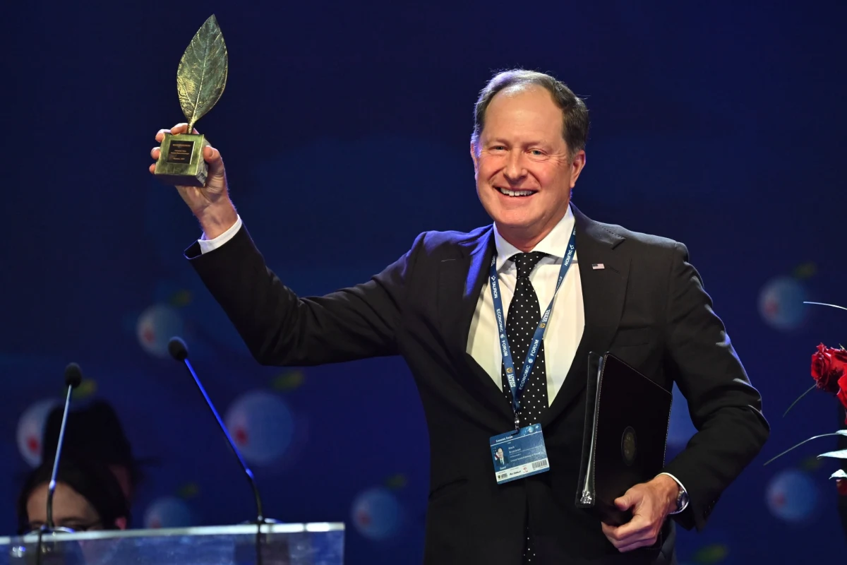 Ambasador USA w Polsce Mark Brzezinski został uhonorowany podczas Forum Ekonomicznego w Karpaczu nagrodą "Człowieka Roku". "Jestem zaszczycony" - mówił podczas uroczystej gali laureat.