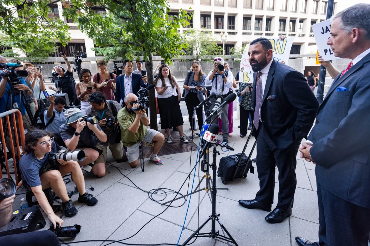 Enrique Tarrio, były przywódca radykalnej prawicowej grupy Proud Boys, otrzymał najdłuższy jak dotąd wyrok wydany w związku z zamieszkami 6 stycznia 2021 roku na waszyngtońskim Kapitolu – 22 lata więzienia. Oskarżono go m.in. o "wykalkulowany akt terroryzmu".