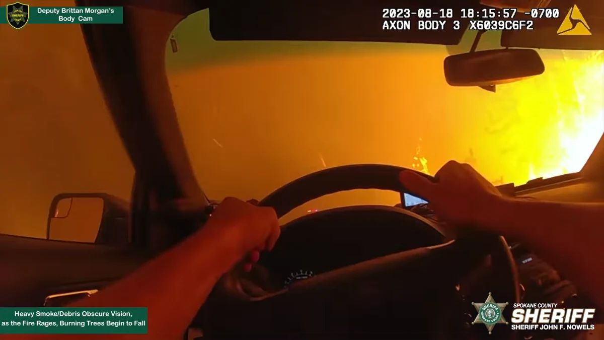 Policja z hrabstwa Spokane w Waszyngtonie opublikowała filmik pokazujący, jak wygląda ewakuacja z obszaru, gdzie szaleją pożary. Na nagraniu z kamery osobistej zastępcy szeryfa Brittana Morgana widać, jak mundurowy przejeżdża pośród palących się drzew i namawia lokalnych mieszkańców do ewakuacji. 