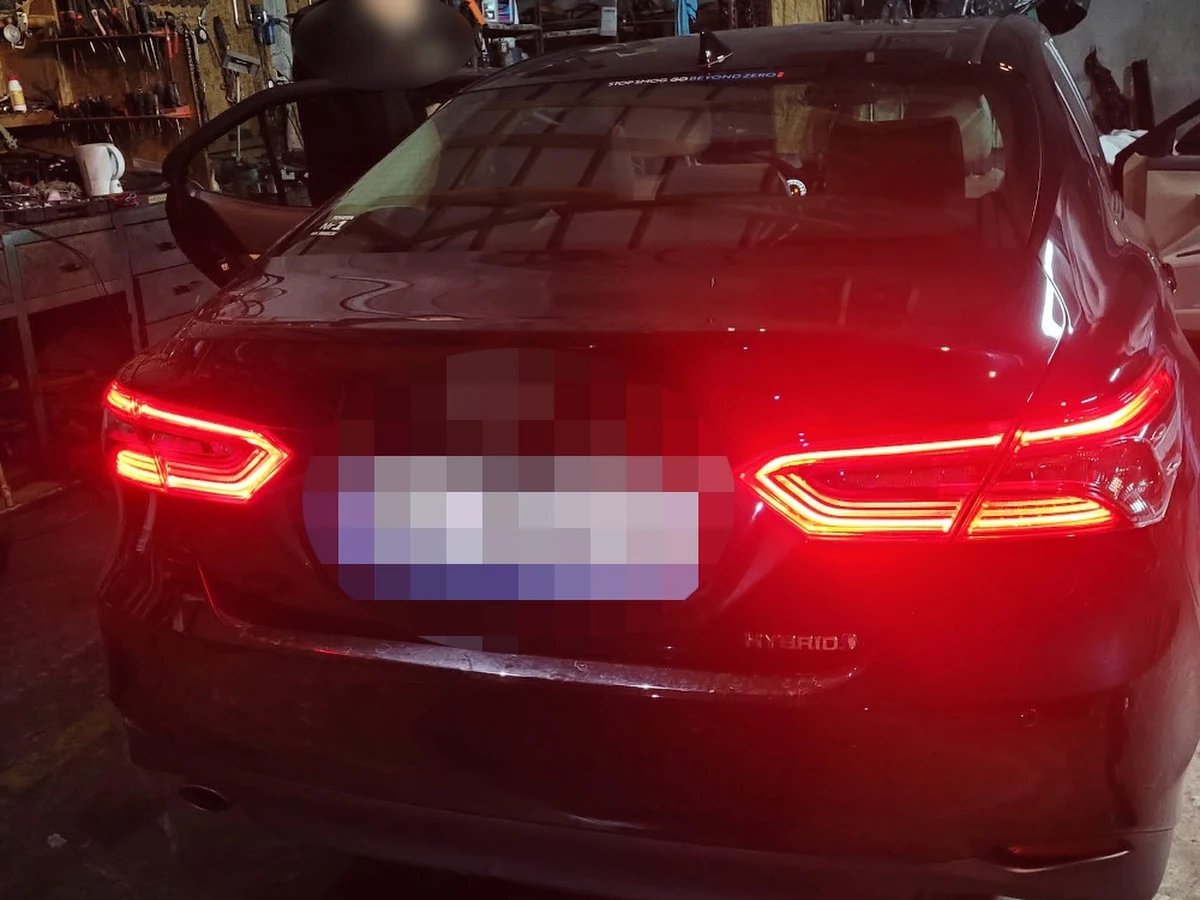 Kradli przede wszystkim "japończyki", a ich znakiem rozpoznawczym było czerwone audi, w którym zmieniały się tylko tablice rejestracyjne. Kiedy zorientowali się, że policja depcze im po piętach, przesiedli się do niepozornej skody. To jednak nie zmyliło mundurowych, którzy rozbili gang złodziei japońskich samochodów.