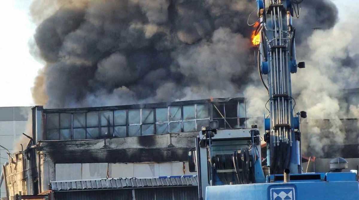 Świętokrzyscy strażacy opanowali pożar hali w Nowinach koło Kielc, gdzie produkowano paliwa alternatywne. Nikt nie ucierpiał, ale lokalne władze apelują, by okoliczni mieszkańcy pozamykali okna.