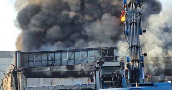 Świętokrzyscy strażacy opanowali pożar hali w Nowinach koło Kielc, gdzie produkowano paliwa alternatywne. Nikt nie ucierpiał, ale lokalne władze apelują, by okoliczni mieszkańcy pozamykali okna.