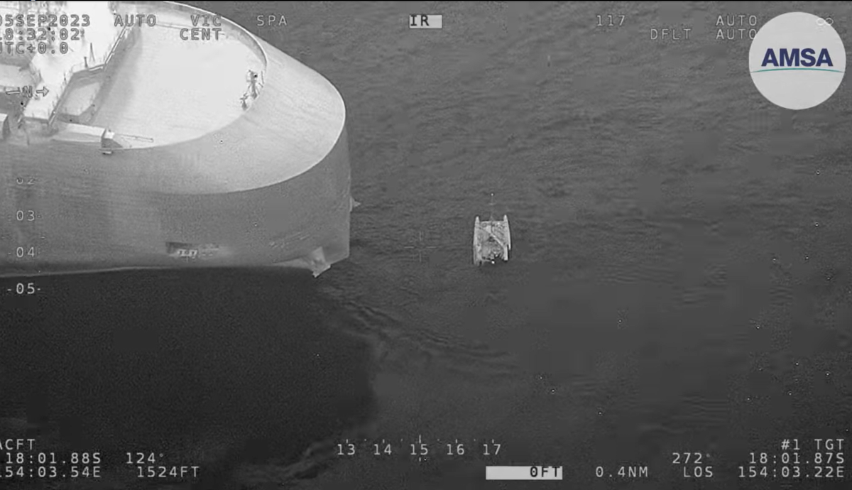 Trzy osoby udało się ewakuować z katamaranu, który został wielokrotnie zaatakowany przez rekiny na Morzu Koralowym 835 km od najbliższego portu w miejscowości Cairns w Australii. Dwóm Rosjanom i Francuzowi pomogła załoga jednostki, która znajdowała się w pobliżu.
