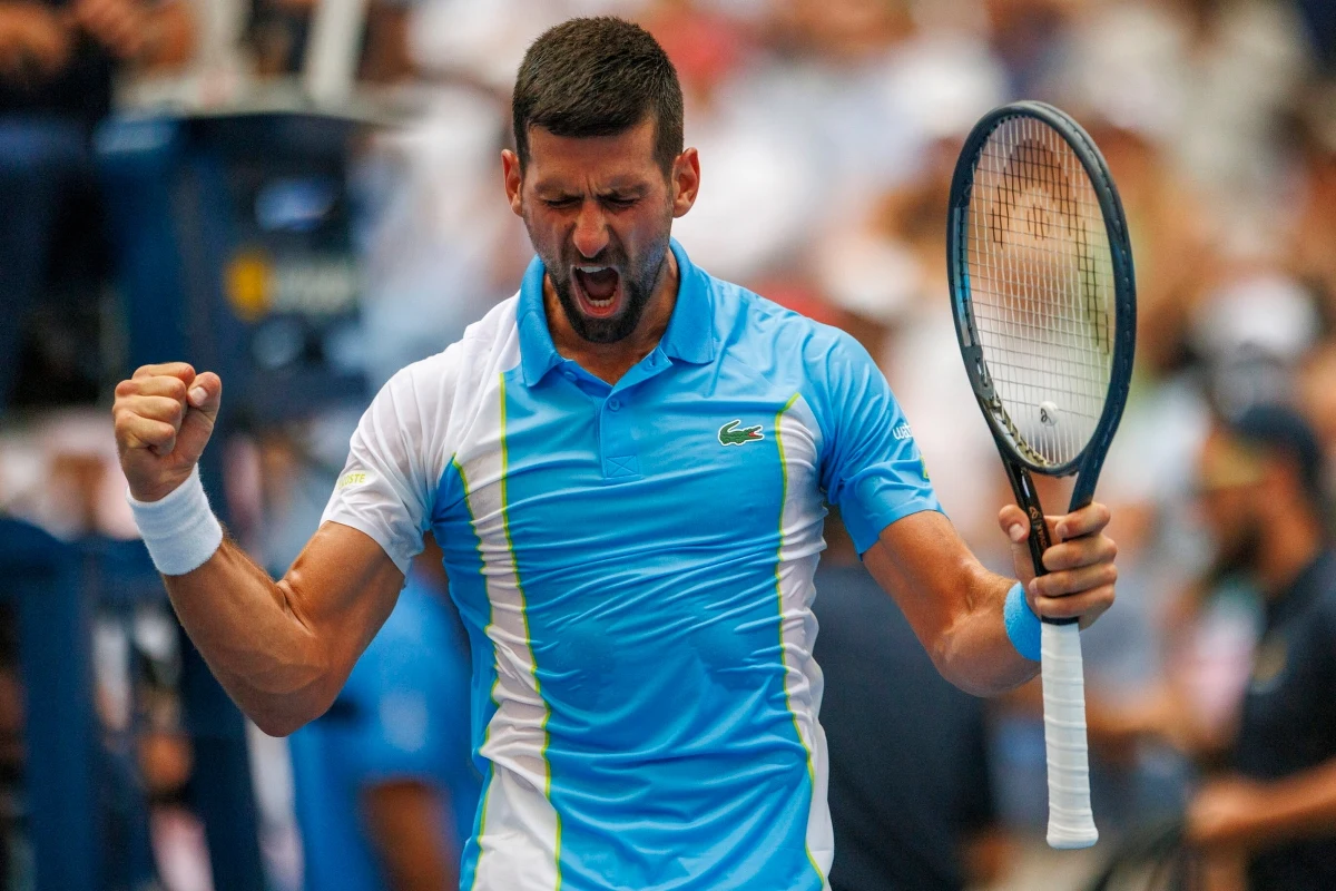 Novak Djoković zameldował się w półfinale US Open. Po zwycięskim ćwierćfinałowym starciu z Taylorem Fritzem Serb zrobił show na korcie. Porwał mikrofon i zaczął śpiewać, do czego zachęcił także widzów.