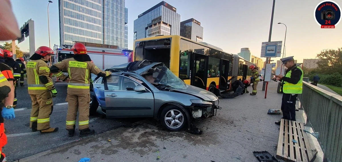 Jedna osoba zginęła w wypadku autobusu miejskiego z samochodem osobowym na Alejach Jerozolimskich w Warszawie. Do szpitala trafiło dwoje pasażerów autobusu.