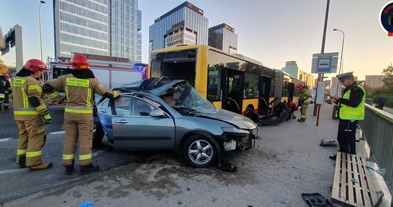 Jedna osoba zginęła w wypadku autobusu miejskiego z samochodem osobowym na Alejach Jerozolimskich w Warszawie. Do szpitala trafiło dwoje pasażerów autobusu.