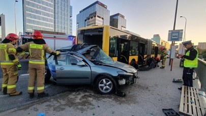 Wypadek autobusu i osobówki w Warszawie. Nie żyje 1 osoba, są ranni