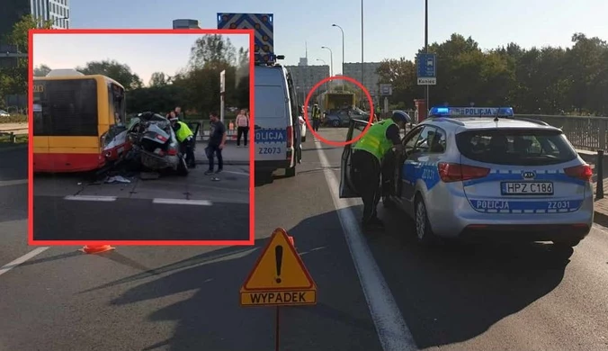 Śmiertelny wypadek w Warszawie. Honda wjechała w tył autobusu