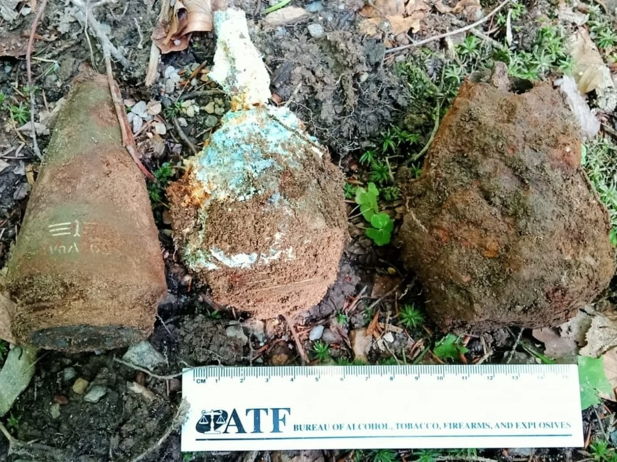 Uwaga niewybuchy - zakaz wstępu. Takie znaki i pilnujących terenu strażników można zobaczyć w Karkonoskim Parku Narodowym niedaleko Szklarskiej Poręby. Trwa tam akcja saperów. Z tego powodu zamknięto odcinek jednego ze szlaków.