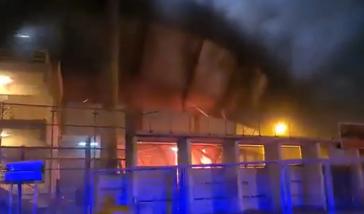 Szokujące zdarzenia we włoskim Tarencie. Po trzecioligowym meczu miejscowego klubu z ekipą Fogii niezadowoleni z porażki kibice gości odpalili racę, od której zapalił się stadion.