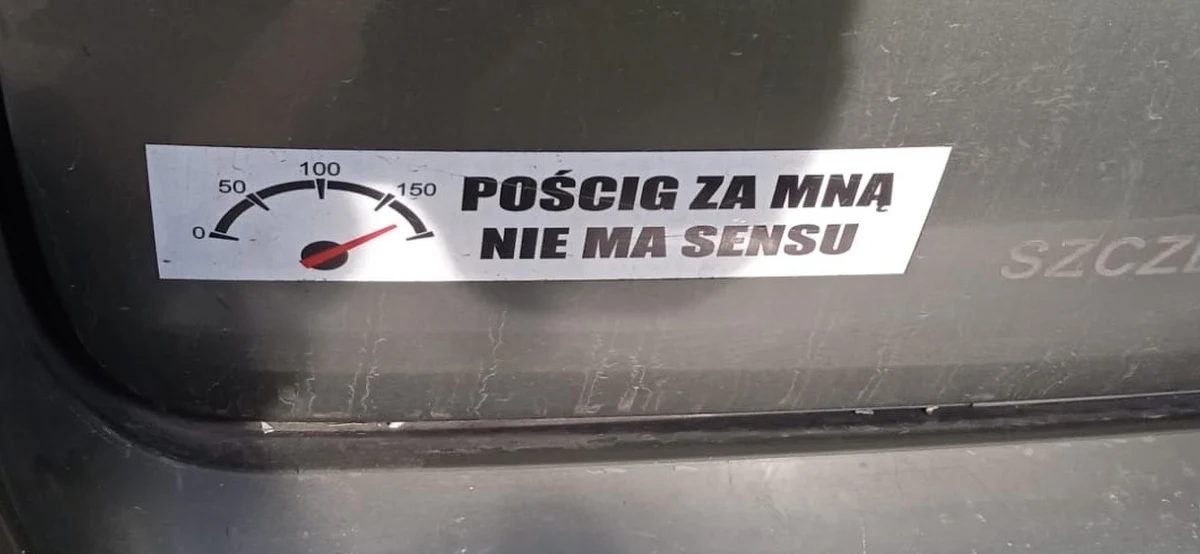 160 km/h pokazywał licznik forda, którym mieszkanka Polic uciekała ulicami miasta przez policjantami. Na tylnym zderzaku miała naklejkę z hasłem "Pościg za mną nie ma sensu", funkcjonariusze udowodnili jej, że jest inaczej.

