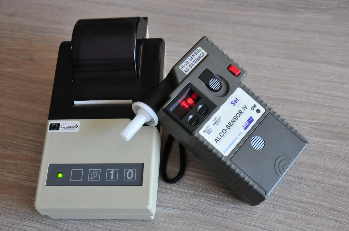 Niemal 4 promile alkoholu miał w organizmie mężczyzna zatrzymany przez policyjny patrol na drodze krajowej 28 w Skołyszynie na Podkarpaciu. Samochodem dostawczym jechał z 11-letnią córką. Tłumaczył funkcjonariuszom, że wybrali się na szkolne zakupy.


