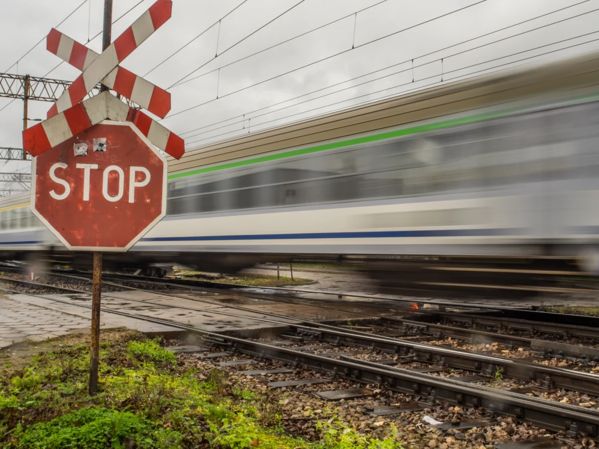 Tragiczny wypadek na niestrzeżonym przejeździe kolejowym w Starogardzie Gdańskim. Kierowca dacii duster wjechał wprost pod nadjeżdżający pociąg intercity relacji Gdynia - Kostrzyn.
