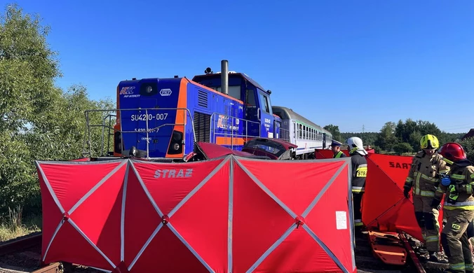 Starogard Gdański: Samochód osobowy wjechał pod pociąg. Dwie osoby nie żyją