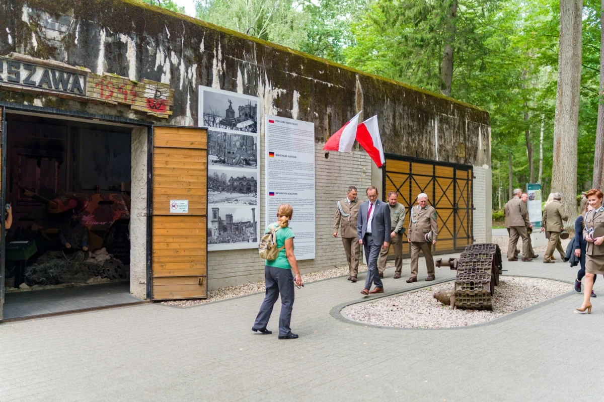 Od 2017 roku Lasy Państwowe zainwestowały już piętnaście milionów złotych w Wilczy Szaniec pod Kętrzynem. Obecnie to Ośrodek Edukacji Historyczno-Przyrodniczej. W czasie II wojny światowej Wilczy Szaniec był kwaterą główną Adolfa Hitlera i Naczelnego Dowództwa Sił Zbrojnych III Rzeszy. W tym tygodniu w kompleksie otwarto nowoczesny budynek do obsługi turystów. Jest też nowa wystawa... 