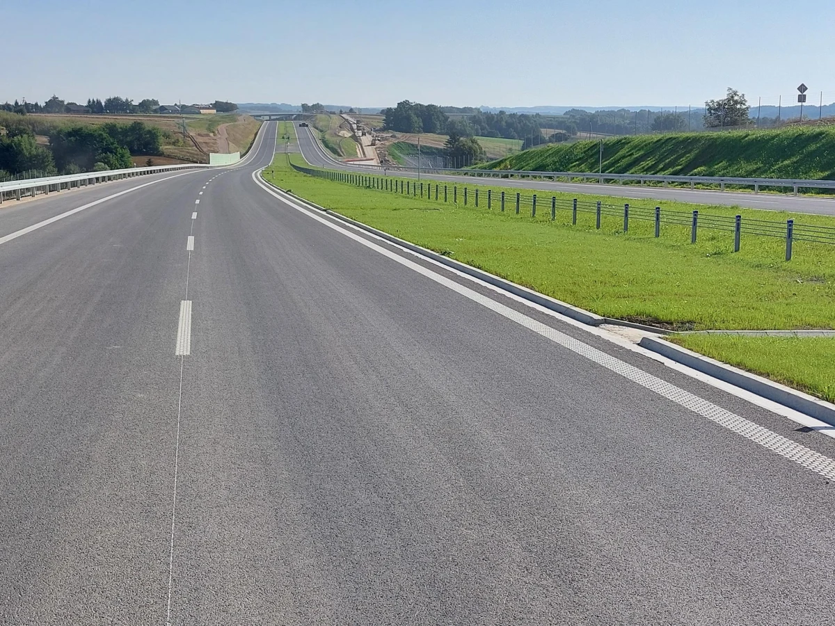 ​Po otwarciu nowego odcinka drogi ekspresowej S7 w Małopolsce na północ od Krakowa kierowcy gubią się i wjeżdżają w ślepą drogę prowadzącą do lasu - alarmują drogowcy. Apelują, by nie jeździć na pamięć, ale zwracać uwagę na znaki.

