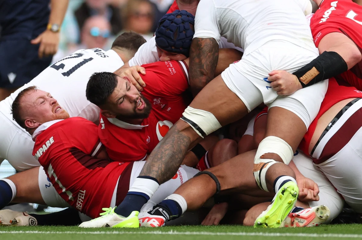 Dwa dni pozostały do Pucharu Świata w rugby. Na turnieju we Francji zagra 20 najlepszych reprezentacji świata. To będzie 10. edycja tej imprezy. Dotychczas tylko raz triumfowała drużyna z Europy. Wywalczonego cztery lata temu tytułu będzie bronić reprezentacja RPA. Zdaniem byłego rugbisty a dziś komentatora Polsatu Sport Roberta Małolepszego głównymi faworytami do końcowego triumfu są, oprócz gospodarzy i obrońców tytułu, także Nowozelandczycy. Wielki finał Pucharu Świata zostanie rozegrany 28 października.