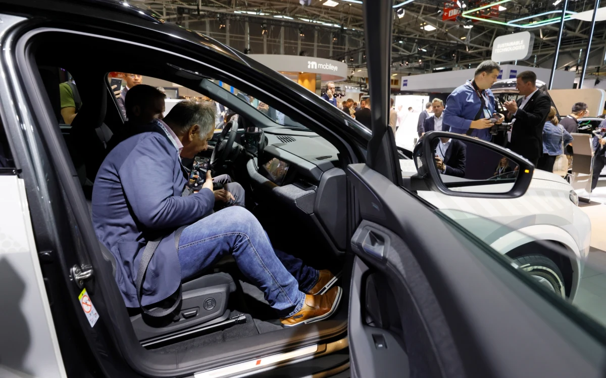 W Monachium trwa jedno z największych wydarzeń w branży motoryzacyjnej - targi Internationale Automobil-Ausstellung. Przy tej okazji o przyszłości motoryzacji na antenie Radia RMF24 opowiadał Norbert Cała z portalu techlove.pl, który IAA obserwował na miejscu. „Wszyscy skupiali się na przyszłości, było bardzo dużo tzw. concept carów, samochodów, które będą wyznaczały trendy na najbliższe lata, zarówno jeżeli chodzi o design jak i o napędy” – mówił w rozmowie z Marcinem Jędrychem. 