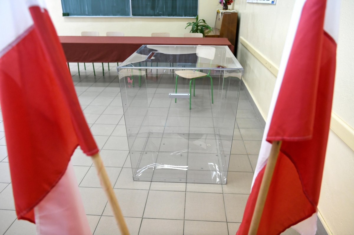 Fundacje Grupy PKP, PZU, Banku PKO, Giełdy Papierów Wartościowych, a nawet "Pocztowy Dar", czyli fundacja Poczty Polskiej, znalazły się na liście organizacji, które mają prowadzić nieodpłatną kampanię przed referendum połączonym z wyborami 15 października. To wszystko podmioty publiczne obracające publicznymi środkami. "Tak nie powinno być, to zbyt daleko idące" - komentuje w rozmowie z RMF FM były szef Państwowej Komisji Wyborczej Wojciech Hermeliński. 