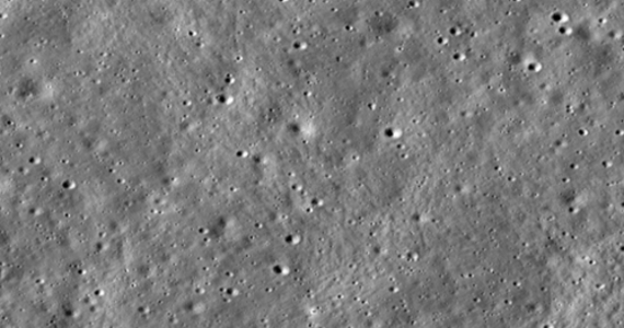 Należąca do NASA sonda LRO (Lunar Reconnaissance Orbiter) sfotografowała miejsce lądowania indyjskiej sondy księżycowej. Wysłany w ramach misji Chandrayaan-3 lądownik Vikram pomyślnie osiadł na powierzchni Srebrnego Globu 23 sierpnia. W ten sposób Indie dołączyły do ekskluzywnego grona zaledwie trzech krajów - Stanów Zjednoczonych, byłego Związku Radzieckiego i Chin - które zdołały taki manewr przeprowadzić. Indyjska misja jest przy tym pierwszą, która lądowała w rejonie bieguna południowego naszego naturalnego satelity.