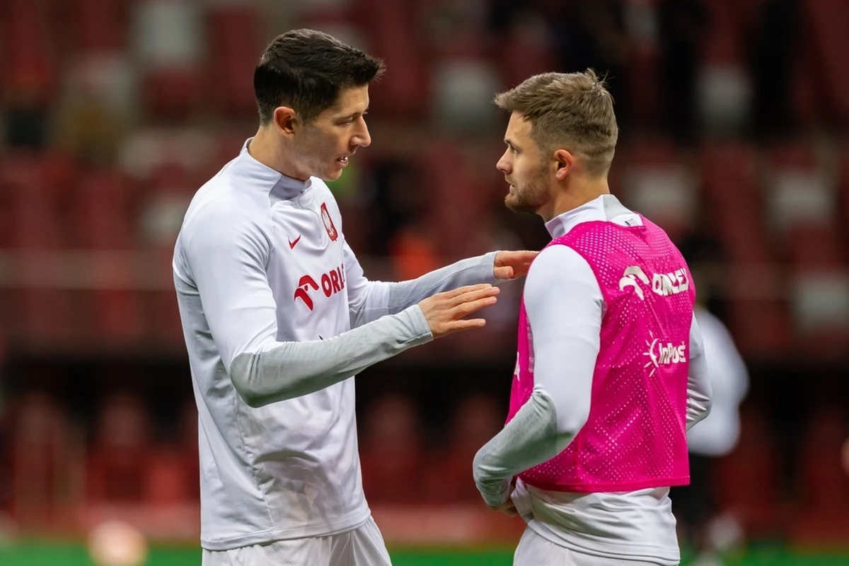 Polska kadra piłkarska wróciła do gry w eliminacjach do Euro 2024. W czwartek wygraliśmy z Wyspami Owczymi, natomiast w niedzielę czeka nas dużo trudniejsze zadanie, bo w Tiranie zmierzymy się z Albanią. We wszystkich kolejnych spotkaniach eliminacyjnych na papierze jesteśmy faworytami, ale mecz z Mołdawią pokazał, że nasi piłkarze są zdolni do sprawiania niespodzianek. Niekoniecznie miłych.