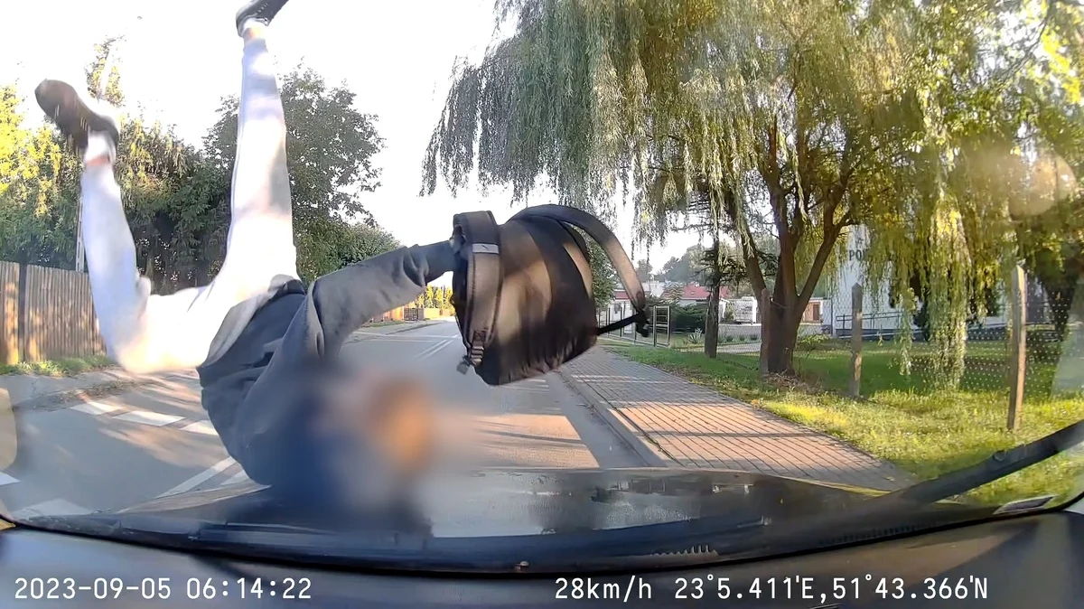 Groźne zdarzenie na przejściu dla pieszych w miejscowości Jabłoń na Lubelszczyźnie. Samochód osobowy potrącił przechodzącego przez pasy 17-latka. Policja opublikowała nagranie wideo, na którym widać moment zdarzenia.