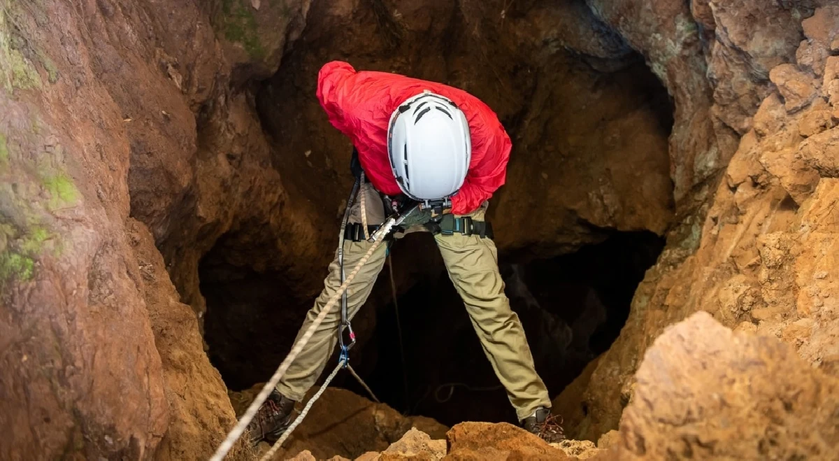 Polscy ratownicy ruszyli do Turcji, by pomóc w akcji wydostania z jaskini w górach Taurus amerykańskiego speleologa. Nasi goprowcy dołączają do międzynarodowej akcji ratowniczej. Obywatel USA utknął na głębokości około 1000 metrów.