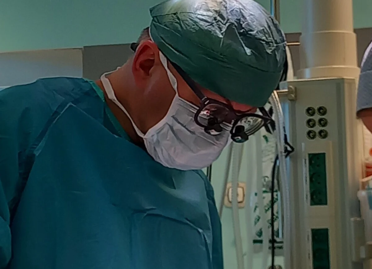 "Uniwersytecki Szpital Dziecięcy w Krakowie (USDK) oferuje teraz leczenie dostępne wcześniej tylko w Stanach Zjednoczonych" - tak o skomplikowanej operacji, którą niedawno przeprowadzono w Szpitalu, napisała placówka w mediach społecznościowych. Szef zespołu lekarzy odpowiedzialnych za operację porównał ją do lądowania na Księżycu.