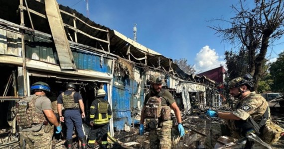 Rosjanie zaatakowali Kostiantyniwkę w obwodzie donieckim na wschodzie Ukrainy. Zginęło 17 osób, a 32 są ranne. Jak podają ukraińskie media, wiele osób wciąż jest pod gruzami. 
