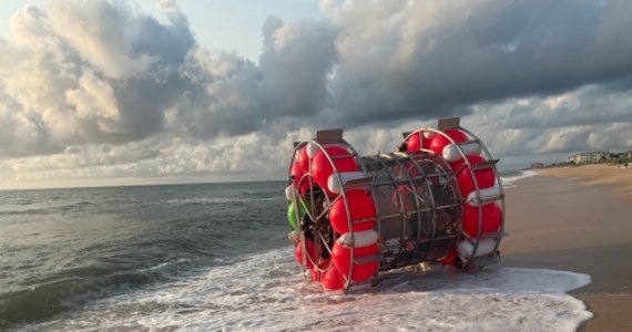 44-letni mieszkaniec Florydy został zatrzymany przez straż przybrzeżną po tym, jak próbował przepłynąć przez Ocean Atlantycki na domowej roboty statku, przypominającym kołowrotek dla chomika. Mężczyzna mówił, że chciał dotrzeć do Londynu. Jak się okazuje, to nie pierwszy jego taki wybryk. 