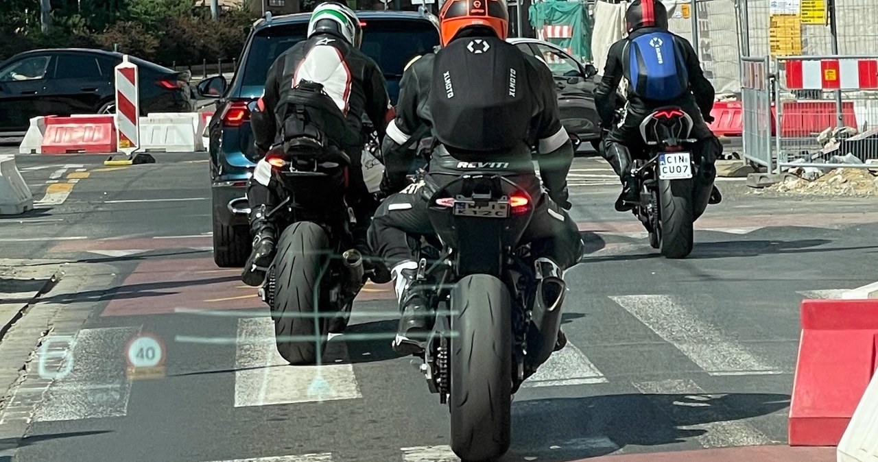 Koniec z zaginaniem blach w motocyklach. realizowane są testy cyfrowych tablic