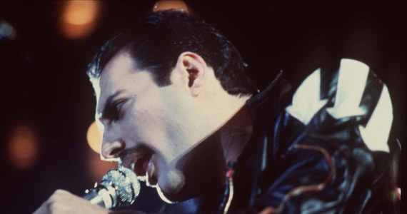 Srebrna bransoletka w kształcie węża, którą Freddie Mercury nosił w teledysku "Bohemian Rhapsody", została sprzedana na aukcji w Londynie za 815 tys. euro. To najwyższa kwota zapłacona kiedykolwiek za pojedynczą sztukę biżuterii, należąca do gwiazdy rocka - poinformowała agencja AP.